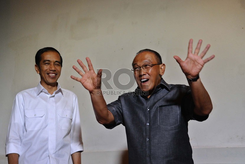  Presiden terpilih Joko Widodo (kiri) bersama Ketua Umum Partai Golkar Aburizal Bakrie (kanan) berbicara kepada media usai melakukan pertemuan tertutup di Jakarta, Selasa (14/10). (Republika/ Tahta Aidilla)