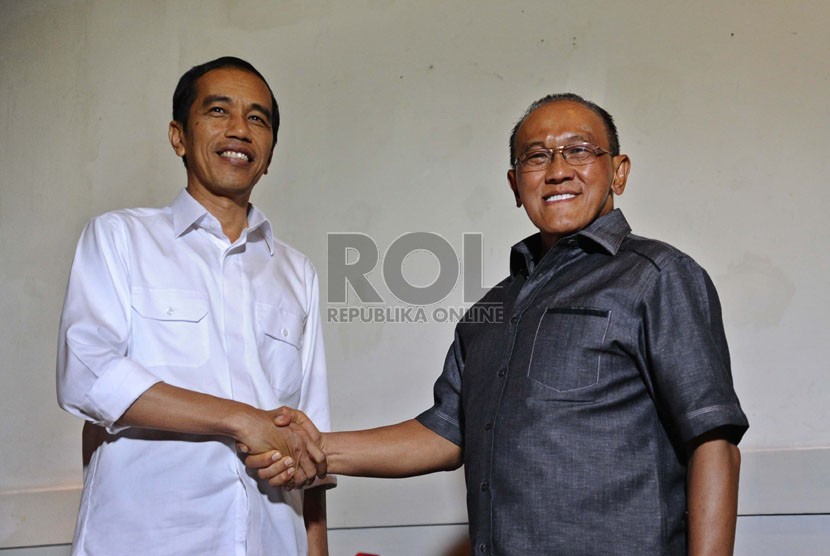   Presiden terpilih Joko Widodo (kiri) bersama Ketua Umum Partai Golkar Aburizal Bakrie (kanan) usai melakukan pertemuan tertutup di Jakarta, Selasa (14/10). (Republika/ Tahta Aidilla)