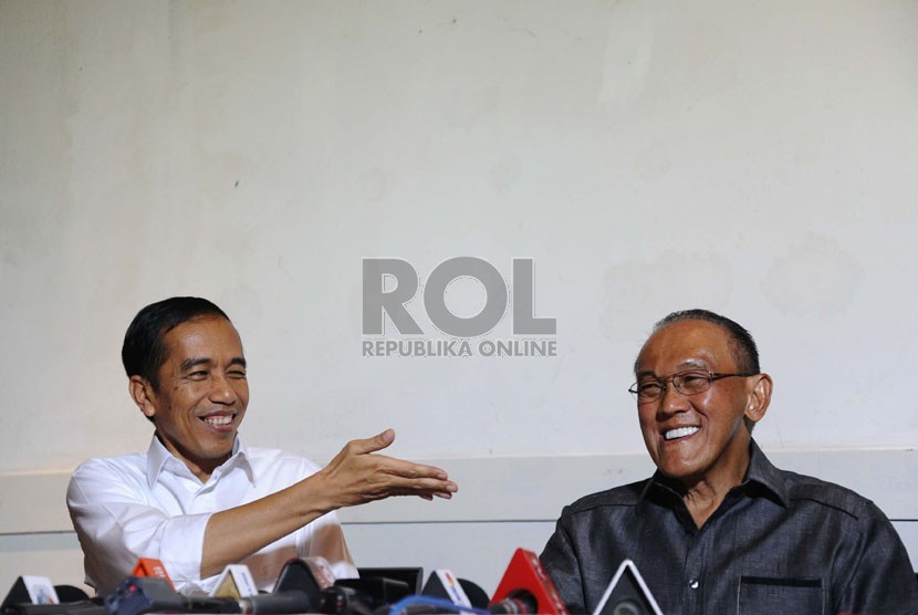   Presiden terpilih Joko Widodo (kiri) bersama Ketua Umum Partai Golkar Aburizal Bakrie (kanan) usai melakukan pertemuan tertutup di Jakarta, Selasa (14/10). (Republika/ Tahta Aidilla)