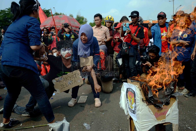  Aksi unjuk rasa menuntut pilkada langsung di depan Gedung DPR, Senayan, Jakarta, Selasa (14/10).(Republika/Agung Supriyanto)