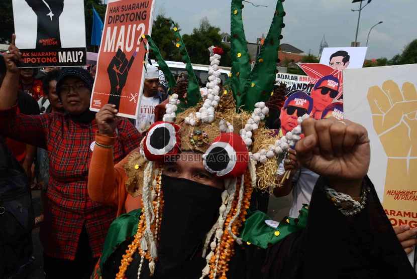  Aksi unjuk rasa menuntut pilkada langsung di depan Gedung DPR, Senayan, Jakarta, Selasa (14/10).(Republika/Agung Supriyanto)