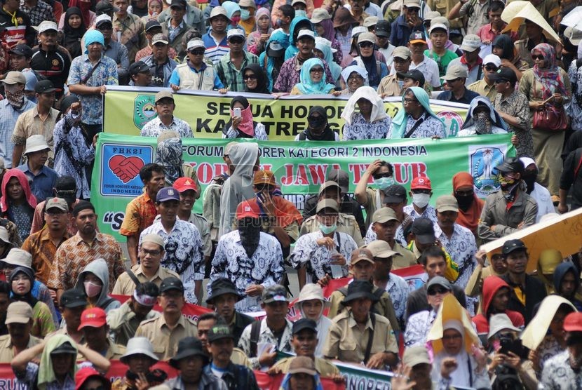   Ribuan tenaga honorer dari berbagai perwakilan daerah melakukan aksi demo dengan berjalan kaki dari Patung Arjuna menuju Istana, Jakarta Pusat, Rabu (15/10).  ( Republika/Raisan Al Farisi)