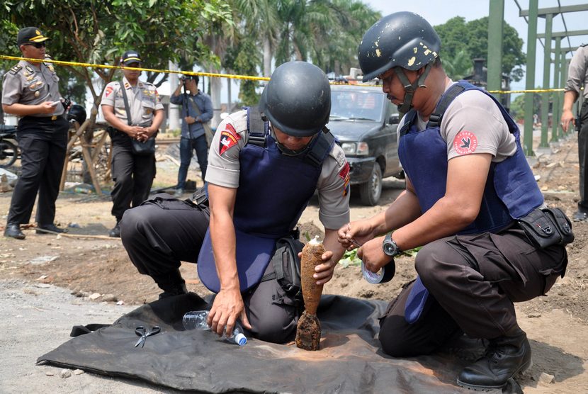  Petugas Tim Gegana Polres Semarang mengamankan temuan mortir diarea Museum Kereta Api Ambarawa, Kabupaten Semarang, Jateng, Rabu (15/10).  (Antara/Aloysius Jarot Nugroho)