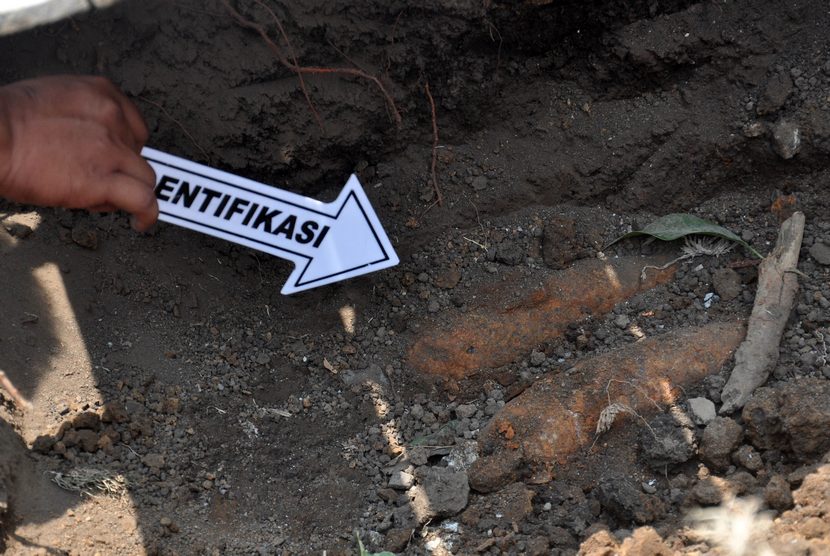  Seorang petugas melakukan identifikasi sebuah temuan mortir (Ilustrasi) (Antara/Aloysius Jarot Nugroho)