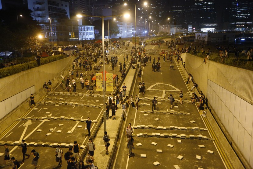   Demonstran pro-demokrasi membuat barikade dari blok semen di sebuah terowongan di Jalan Lung Wo, Distrik Admiralty, Hong kong, Rabu (15/10). (AP/Kin Cheung)