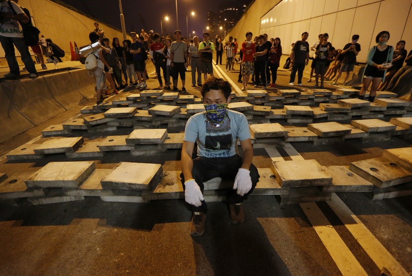  Demonstran pro-demokrasi membuat barikade dari blok semen di sebuah terowongan di Jalan Lung Wo, Distrik Admiralty, Hong kong, Rabu (15/10). (AP/Kin Cheung)