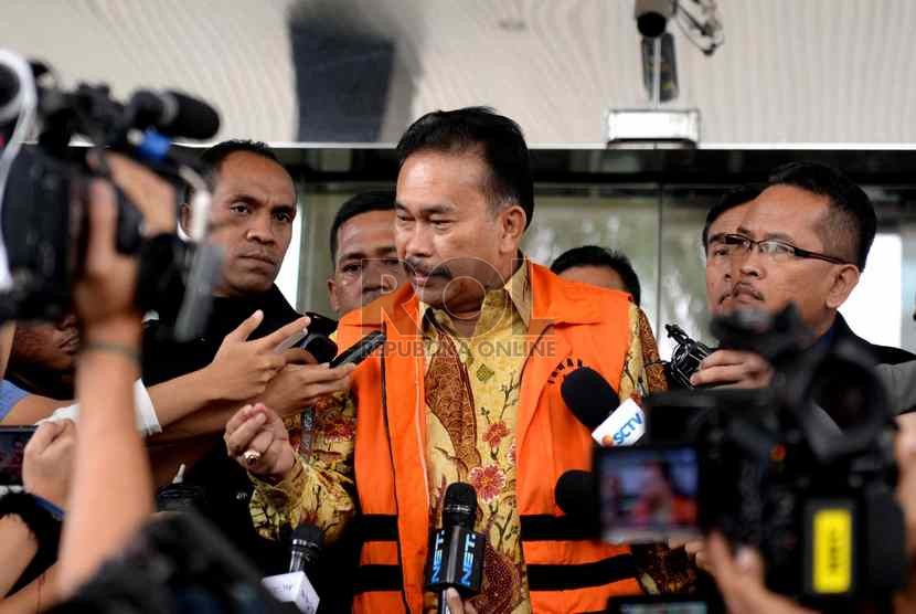   Bupati Tapanuli Tengah, Raja Bonaran Situmeang usai menjalani pemeriksaan di Gedung KPK, Jakarta, Rabu (15/10).  (Republika/ Wihdan)