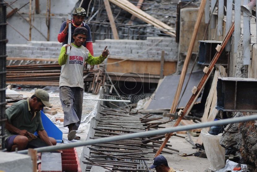  Pekerja menyelesaikan proyek pembangunan pintu air Manggarai, Jakarta Selatan, Rabu (15/10).   (Republika/Raisan Al Farisi)