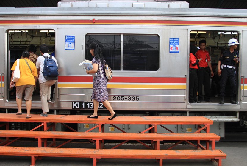   Penumpang menunggu kereta commuter line di Stasiun Manggarai, Jakarta, Rabu (15/10).  (Antara/Akbar Nugroho Gumay)