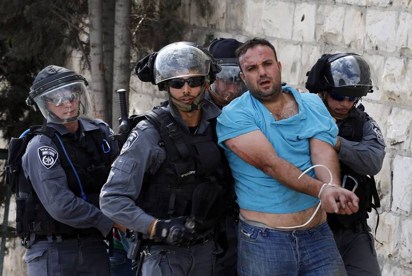   Polisi Israel menahan seorang pengunjuk rasa warga Palestina saat memprotes peziarah yahudi yang masuk ke dalam Komplek Masjid Al Aqsa di Jerusalem, Rabu (15/10). (Reuters/Ammar Awad)