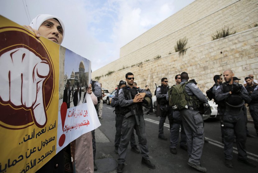  Seorang wanita warga Palestina berunjuk rasa memprotes peziarah yahudi yang masuk ke dalam Komplek Masjid Al Aqsa di Jerusalem, Rabu (15/10). Aktivis Palestina Minta Masyarakat Jaga Masjid Al Aqsa dari Serangan Pemukim Yahudi (Reuters/Ammar Awad)