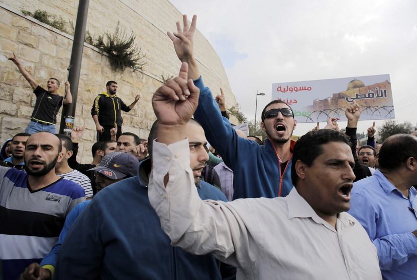  Ratusan warga Palestina berunjuk rasa memprotes peziarah yahudi yang masuk ke dalam Komplek Masjid Al Aqsa di Jerusalem (Ilustrasi)