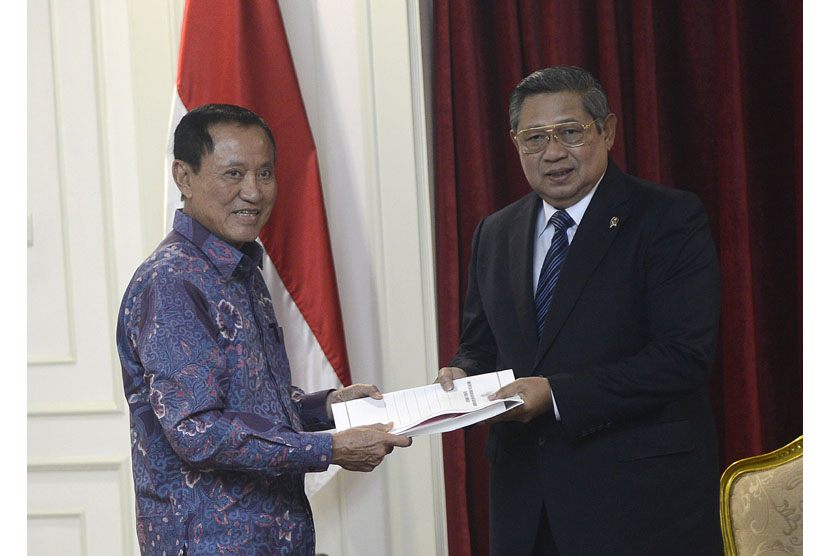   Presiden Susilo Bambang Yudhoyono (kanan) menerima laporan dari Ketua Panitia Seleksi (Pansel) Calon Pimpinan KPK Amir Syamsuddin (kiri) di kantor Presiden, Jakarta, Kamis (16/10). (Antara/Prasetyo Utomo)