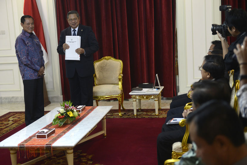  Presiden Susilo Bambang Yudhoyono (kanan) menerima laporan dari Ketua Panitia Seleksi (Pansel) Calon Pimpinan KPK Amir Syamsuddin (kiri) di kantor Presiden, Jakarta, Kamis (16/10).  (Antara/Prasetyo Utomo)