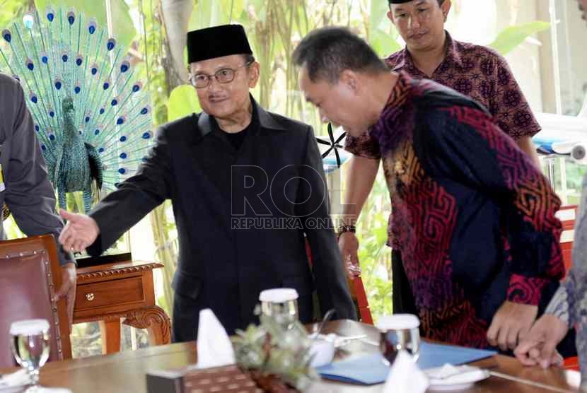  Presiden RI ke-3 BJ Habibie menyambut kedatangan Ketua MPR Zulkifli Hasan bersama Pimpinan MPR saat melakukan kunjungan di kediaman BJ Habibie, Jakarta, Kamis (16/10).   (Republika/ Wihdan)