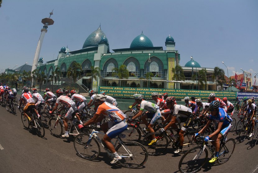  Sejumlah pebalap melintasi Masjid Jamik Baiturrahman pada etape pertama International Tour De Banyuwangi Ijen (ITdBI), di Banyuwangi, Jawa Timur, Kamis (16/10).   (Antara/Seno)