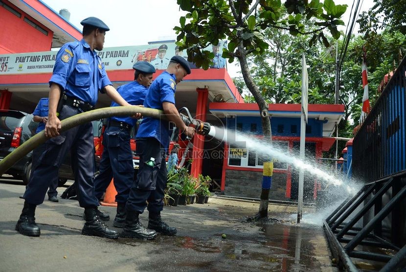 Perawatan peralatan di Dinas Pemadam Kebakaran, Kota Bandung, Kamis (16/10).  (Republika/Edi Yusuf)