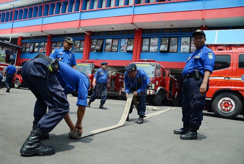 Perawatan peralatan di Dinas Pemadam Kebakaran, Kota Bandung, Kamis (16/10).  (Republika/Edi Yusuf)