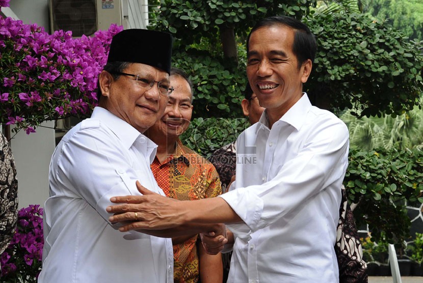   Ketua Umum Partai Gerindra Prabowo Subianto (kiri) bersama Presiden terpilih Joko Widodo (kanan) usai melakukan pertemuan tertutup di Rumah Kertanegara, Kebayoran Baru, Jakarta (17/10). (Republika/ Tahta Aidilla)