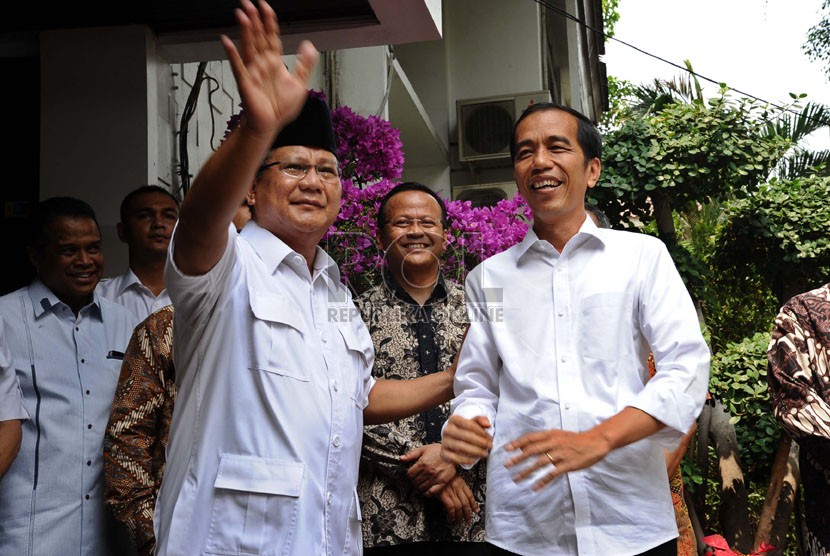   Ketua Umum Partai Gerindra Prabowo Subianto (kiri) bersama Presiden terpilih Joko Widodo (kanan) usai melakukan pertemuan tertutup di Rumah Kertanegara, Kebayoran Baru, Jakarta (17/10). (Republika/ Tahta Aidilla)