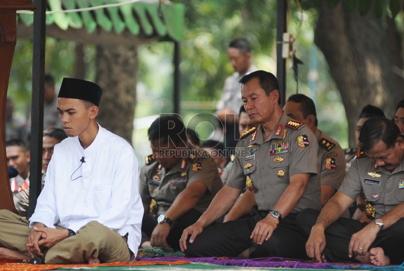   Kapolri Sutarman melaksanakan salat Jumat bersama pasukan pengamanan pelantikan Presiden di Pelataran Monas, Jakarta Pusat, Jumat (17/10). (Republika/Raisan Al Farisi)