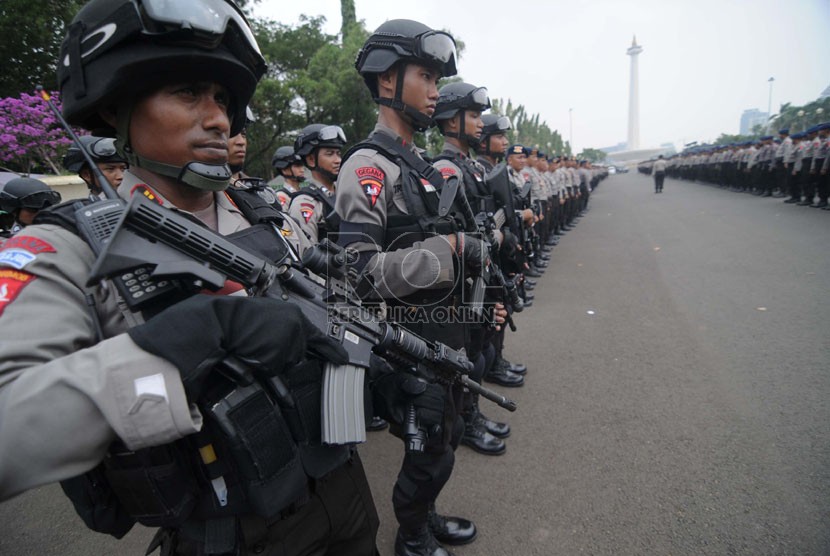 Sejumlah personil kepolisian melakukan apel sebelum melakukan salat Jumat di Pelataran Monas, Jakarta Pusat, Jumat (17/10). (Republika/Raisan Al Farisi)