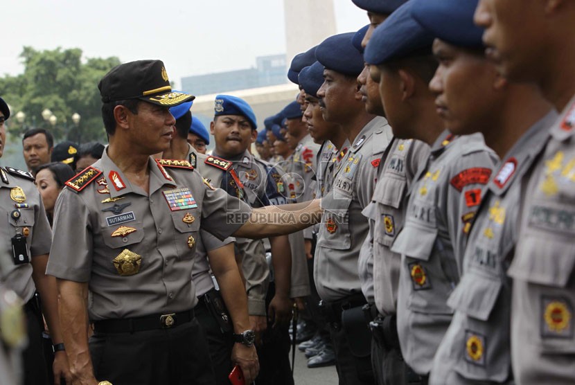 National Police Chief Gen. Sutarman (left) checks the police personnel in Jakarta. (File)