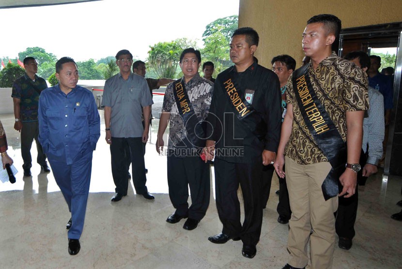   Ketua MPR Zulkifli Hasan (kiri) pantau langsung gladi kotor pelantikan Joko Widodo-Jusuf Kalla sebagai Presiden dan Wakil Presiden terpilih di Gedung MPR, Senayan, Jakarta, Jumat (17/10). (Republika/Agung Supriyanto)