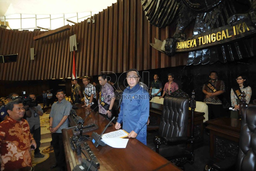  Ketua MPR Zulkifli Hasan pantau langsung gladi kotor pelantikan Joko Widodo-Jusuf Kalla sebagai Presiden dan Wakil Presiden terpilih di Gedung MPR, Senayan, Jakarta, Jumat (17/10). (Republika/Agung Supriyanto)