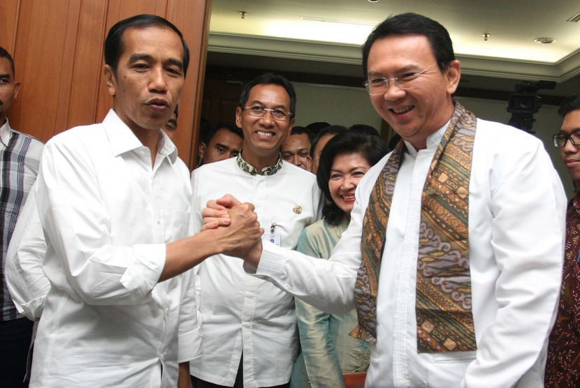  Presiden terpilih Joko Widodo (kiri) berjabat tangan dengan Wakil Gubernur DKI Jakarta Basuki Tjahaja Purnama alias Ahok (kanan) ketika acara perpisahan di Balai Kota, Jakarta, Jumat (17/10).  (Antara/Reno Esnir)