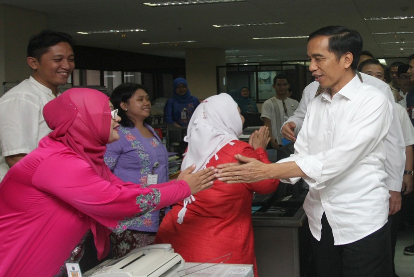  Presiden terpilih Joko Widodo (kanan) berjabat tangan dengan sejumlah pegawai Pemprov DKI Jakarta ketika perpisahan di Balai Kota, Jakarta, Jumat (17/10). (Antara/Reno Esnir)