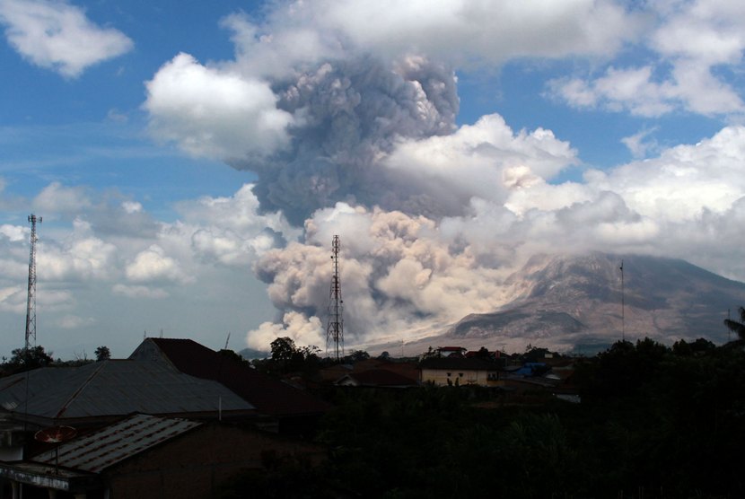   Gunung Sinabung kembali meluncurkan awan panas ketika terlihat di Desa Surbakti, Simpang Empat, Karo, Sumut, Jumat (17/10).  (Antara/Septianda Perdana)