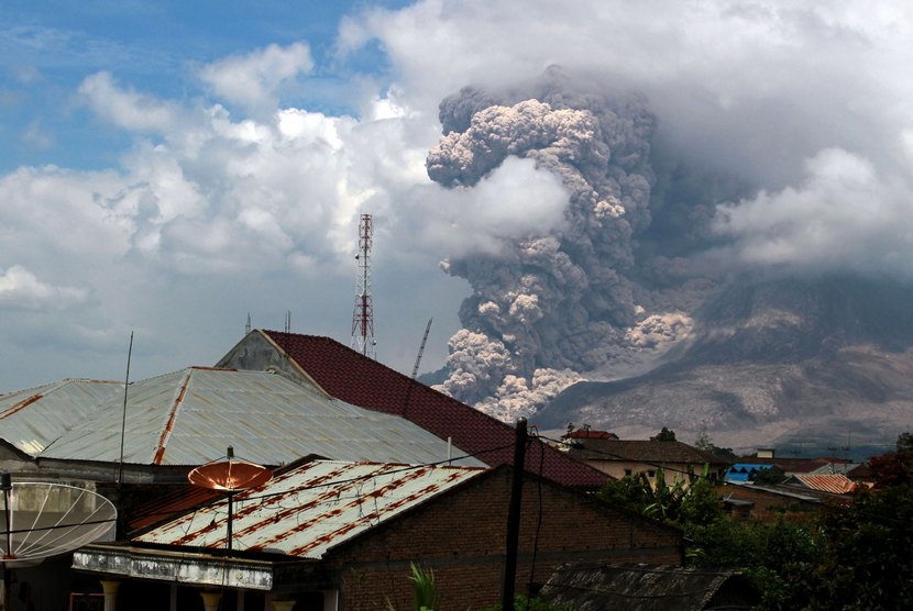   Gunung Sinabung kembali meluncurkan awan panas ketika terlihat di Desa Surbakti, Simpang Empat, Karo, Sumut, Jumat (17/10).  (Antara/Septianda Perdana)