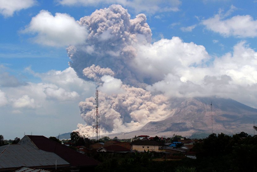   Gunung Sinabung kembali meluncurkan awan panas ketika terlihat di Desa Surbakti, Simpang Empat, Karo, Sumut, Jumat (17/10).  (Antara/Septianda Perdana)