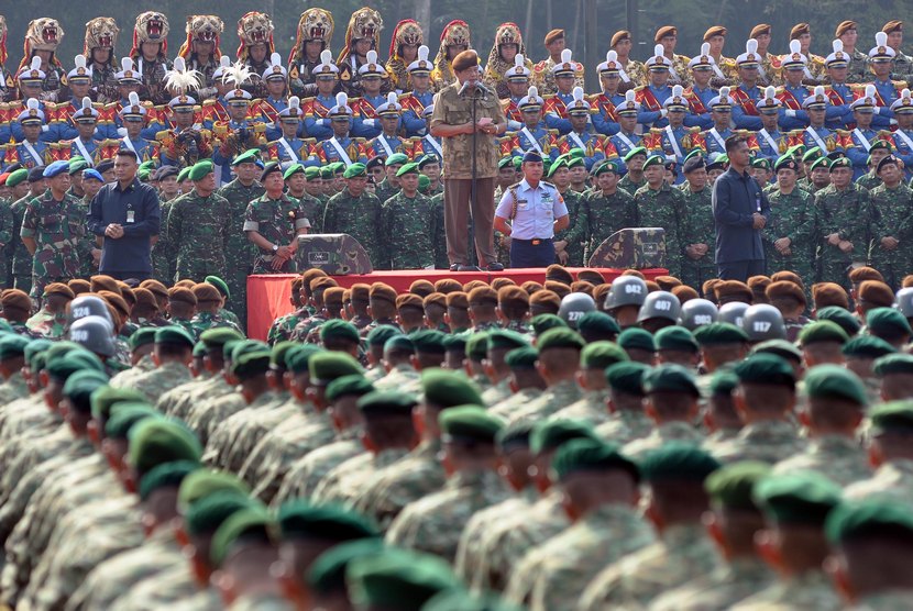  Presiden Susilo Bambang Yudhoyono memberi pengarahan kepada ribuan prajurit TNI/Polri pada perpisahan di Lapangan Sapta Marga, Komplek Akmil Magelang, Jateng, Jumat (17/10).  (Antara/Anis Efizudin)