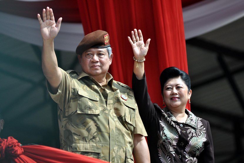Ani Yudhoyono (kanan) saat mendampingi Susilo Bambang Yudhoyono 