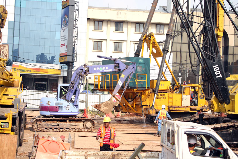   Beberapa alat berat yang sedang digunakan dalam proyek MRT di daerah Blok M Jakarta Selatan, Jumat (17/10). (MGRoL30).