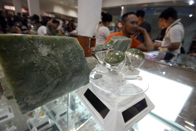  Pengunjung mengamati berbagai batu permata dan batu mulia yang di tawarkan pada pameran Gemstone Market di Mall GTC, Makassar, Sulsel, Ahad (19/10). (Antara/Dewi Fajrini)
