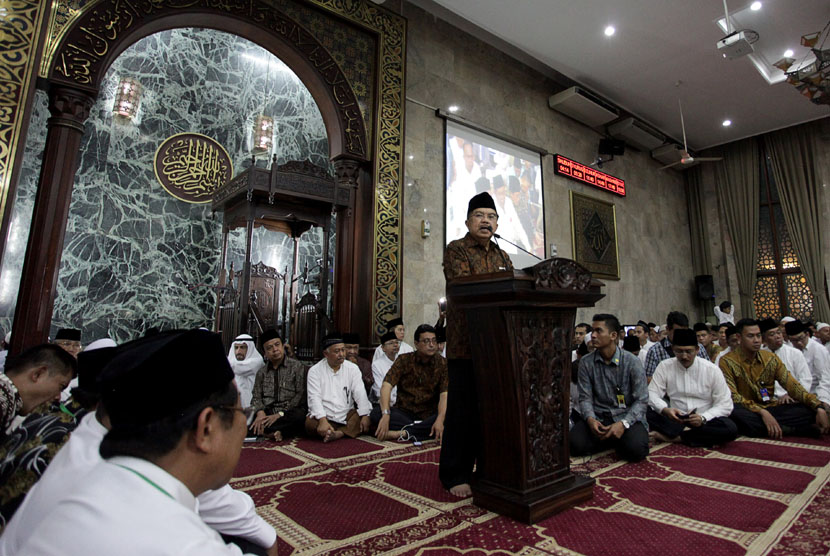   Wakil Presiden terpilih Jusuf Kalla memberikan ceramah di Masjid Sunda Kelapa, Jakarta, Ahad (19/10). (Antara/Muhammad Adimaja)