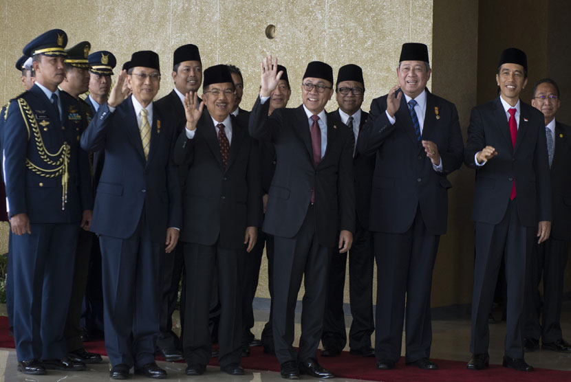   Presiden Terpilih Joko Widodo (kanan) bersama Presiden RI Susilo Bambang Yudhoyono (kedua kanan), Ketua MPR Zulkifli Hasan (ketiga kanan) di Kompleks Parlemen Senayan, Senin (20/10).(Antara/Rosa Panggabean)