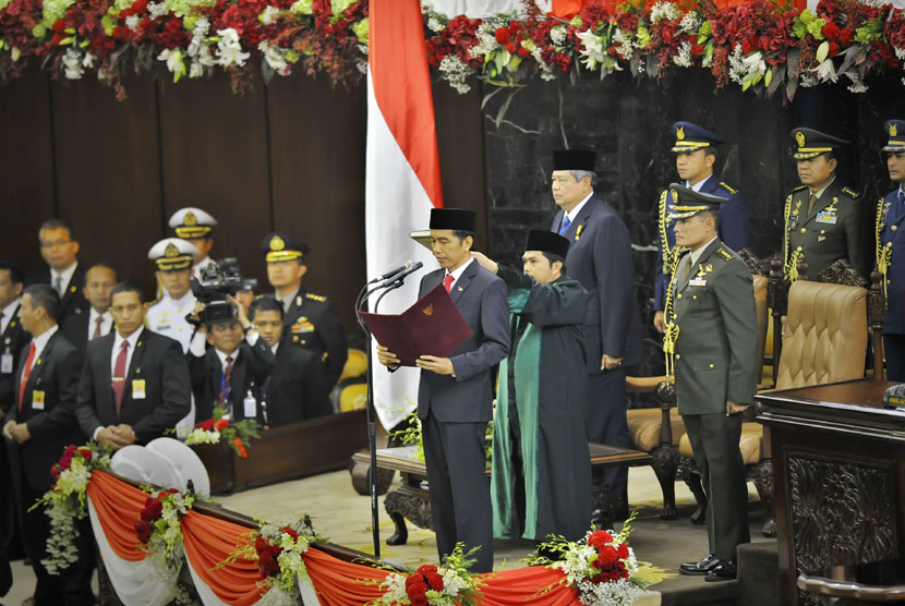  Presiden Terpilih Joko Widodo mengucapkan sumpah jabatan saat pelantikannya di Gedung Nusantara I, Kompleks Parlemen Senayan, Jakarta, Senin (20/10). (Antara/Yudhi Mahatma)