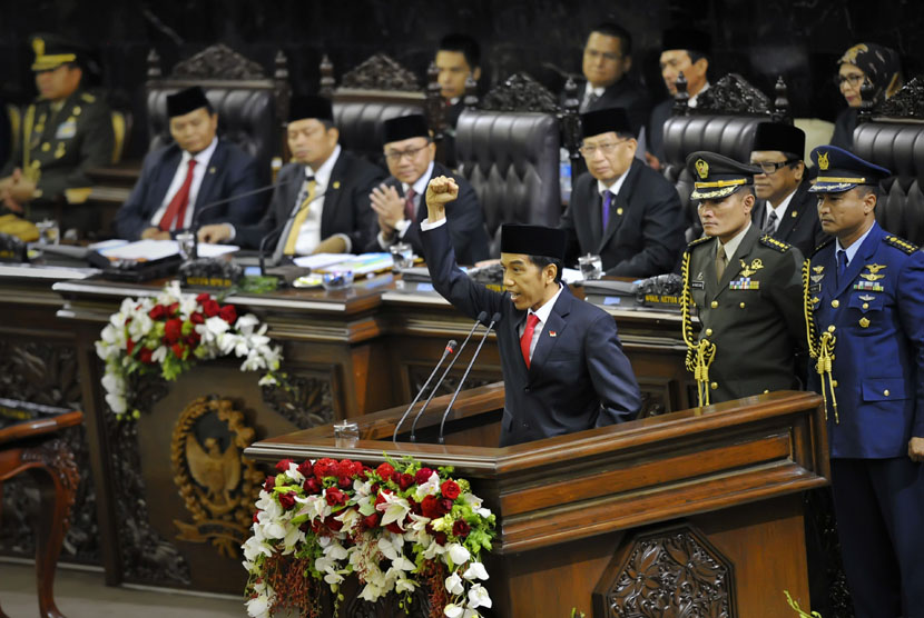  Presiden RI Joko Widodo menyampaikan pidato usai pelantikannya bersama Wapres Jusuf Kalla di Gedung Nusantara I, Kompleks Parlemen Senayan, Jakarta, Senin (20/10). (Antara/Yudhi Mahatma)