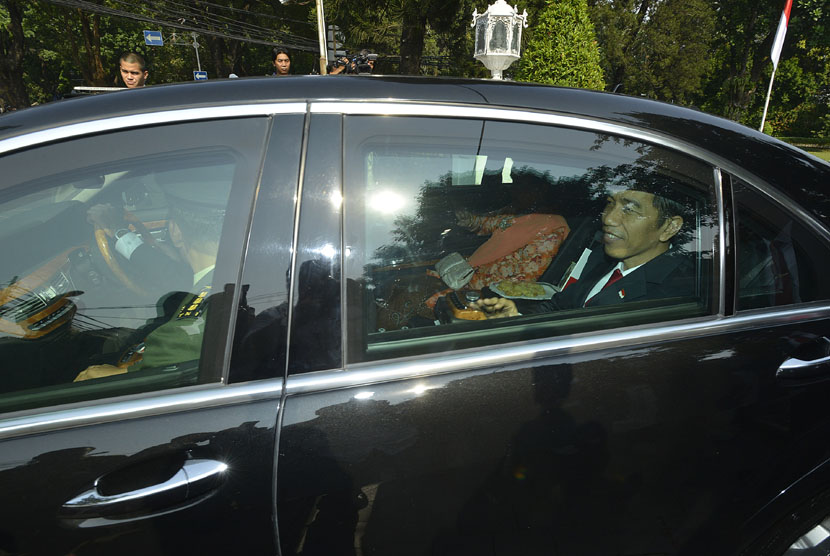   Presiden terpilih Joko Widodo menggunakan mobil dinas kepresidenan menuju Gedung MPR dari Rumah Dinas Gubernur DKI Jakarta, Senin (20/10). (Republika/Widodo S. Jusuf)