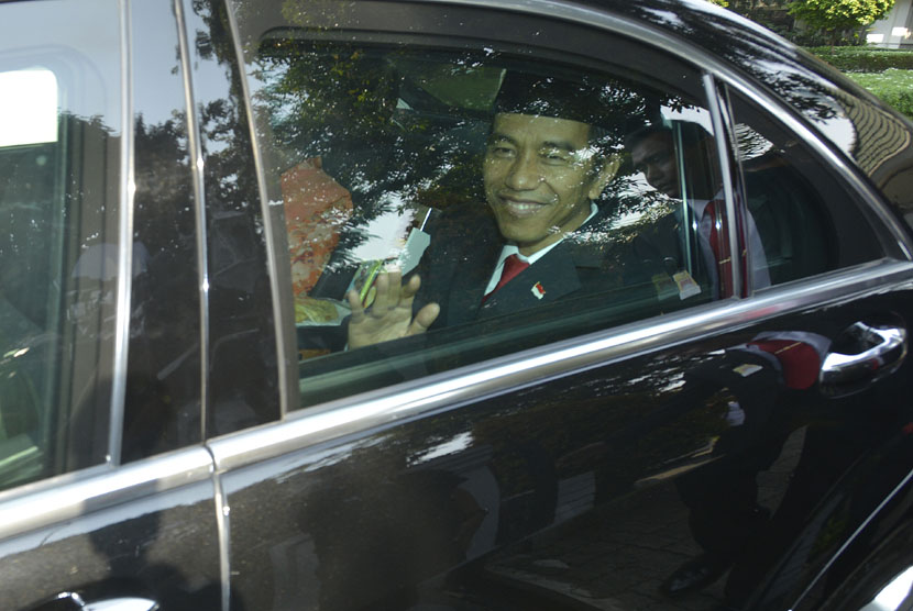   Presiden terpilih Joko Widodo menggunakan mobil dinas kepresidenan menuju Gedung MPR dari Rumah Dinas Gubernur DKI Jakarta, Senin (20/10). (Republika/Widodo S. Jusuf)