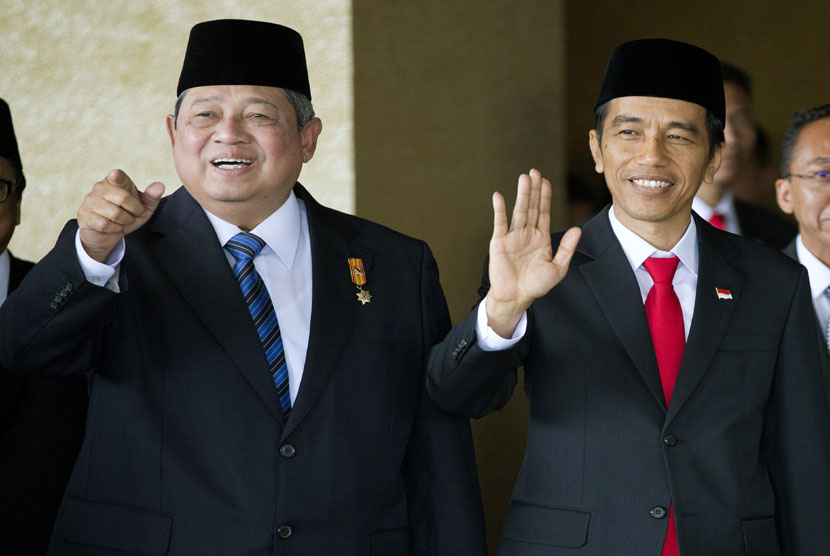  Presiden RI Susilo Bambang Yudhoyono bersama Presiden Terpilih Joko Widodo, sesaat sebelum sidang paripurna pelantikan presiden di Gedung Nusantara Kompleks Parlemen Senayan, Jakarta, Senin (20/10). (AP/Mark Baker) 