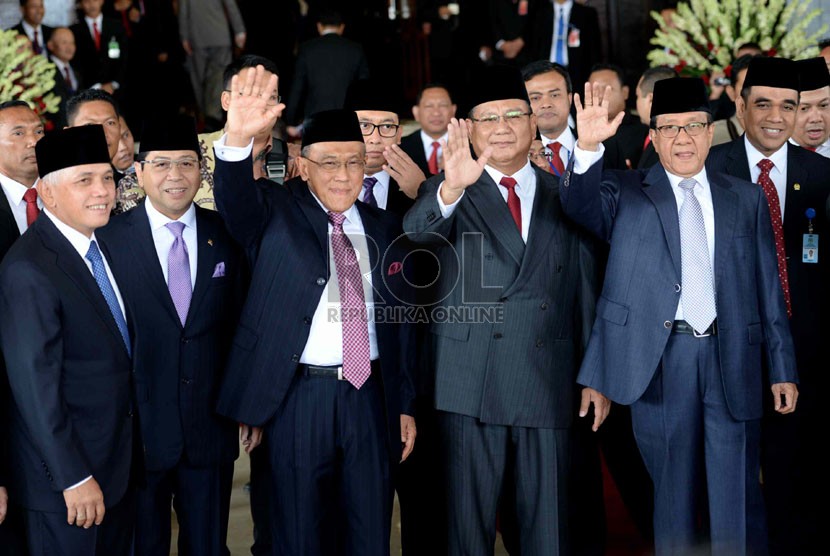   Ketua Umum Gerindra Prabowo Subianto bersama Ketua Umum Golkar Aburizal Bakrie emenghadiri acara pelantikan Presiden di Gedung Nusantara, Komplek Parlemen Senayan, Jakarta, Senin (20/10).  (Republika/Wihdan)