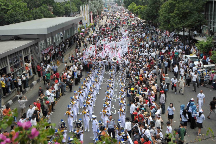 Pawai budaya menyambut Presiden Joko Widodo dan Wakil Presiden Jusuf Kalla di sepanjang Jalan MH Thamrin, Jakarta, Senin (20/10).  (Republika/Agung Supriyanto)
