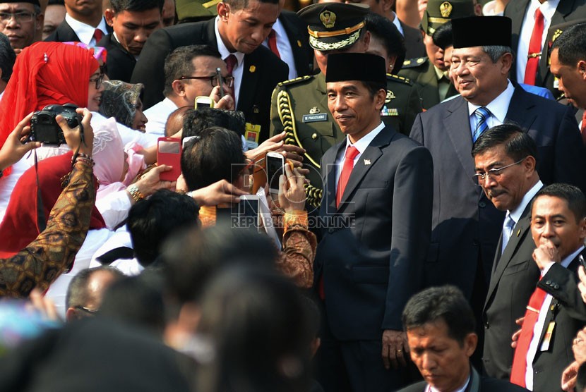  Presiden Joko Widodo bersama Presiden RI Ke-6 Susilo Bambang Yudhoyono bersalaman dengan para tamu undangan saat acara pisah sambut di Istana Merdeka, Jakarta, Senin (20/10).  (Republika/Prayogi)