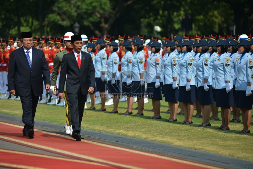 Presiden Joko Widodo bersama Presiden RI Ke-6 Susilo Bambang Yudhoyono saat meninjau pasukan di Istana Merdeka, Jakarta, Senin (20/10).  (Republika/Prayogi)