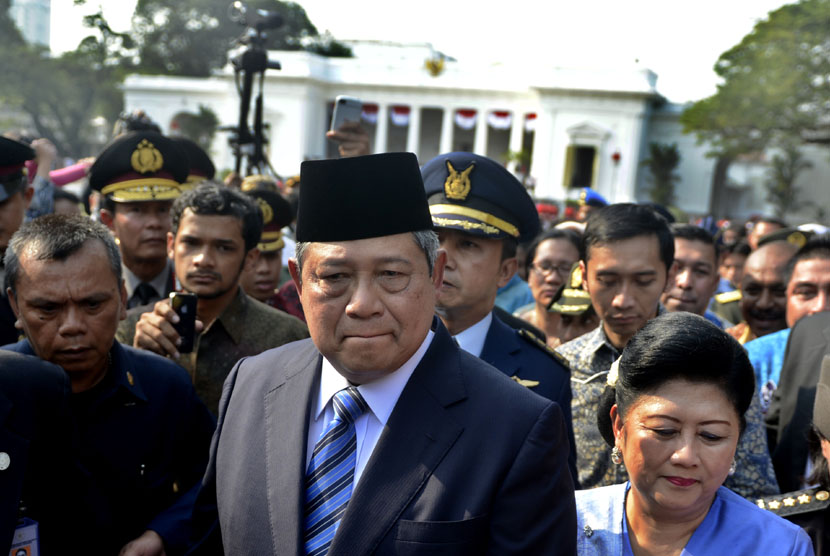 Presiden ke-6 RI Susilo Bambang Yudhoyono didampingi Ibu Ani Yudhoyono menangis saat meninggalkan Istana Merdeka, Jakarta, Senin (20/10). (Antara/Prasetyo Utomo)